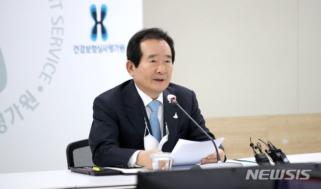 [서울=뉴시스]김선웅 기자 = 중앙재난안전대책본부장인 정세균 국무총리가 29일 오후 서울 서초구 건강보험심사평가원 서울사무소에서 열린 제3차 생활방역위원회에 참석해 발언하고 있다. 2020.04.29. mangusta@newsis.com