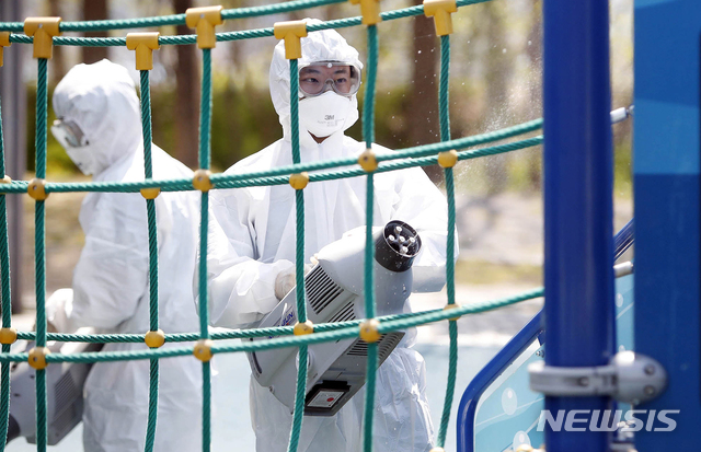 [광주=뉴시스] 신대희 기자 = 광주 북구보건소 직원들이 29일 북구 월출동 시민의 숲에서 코로나19 예방을 위해 놀이시설을 방역하고 있다. (사진 = 광주 북구 제공) 2020.04.29.&nbsp; photo@newsis.com 