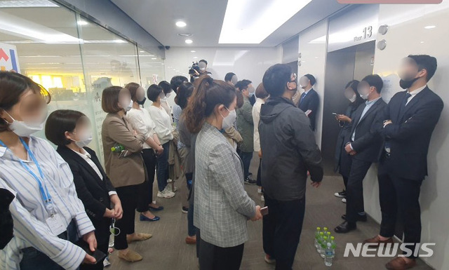 [서울=뉴시스] 고범준 기자 = 채널A 기자들이 29일 서울 종로구 채널A 보도본부 입구에서 검찰 수사관 압수수색을 1박 2일째 막아서고 있다. (사진=기자협회 채널A지회 제공) 2020.04.29.&nbsp; photo@newsis.com 