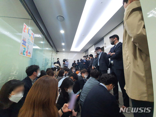 [서울=뉴시스] 고범준 기자 = 채널A 기자들이 29일 서울 종로구 채널A 보도본부 입구에서 검찰 수사관 압수수색을 1박 2일째 막아서고 있다. (사진=기자협회 채널A지회 제공) 2020.04.29. photo@newsis.com