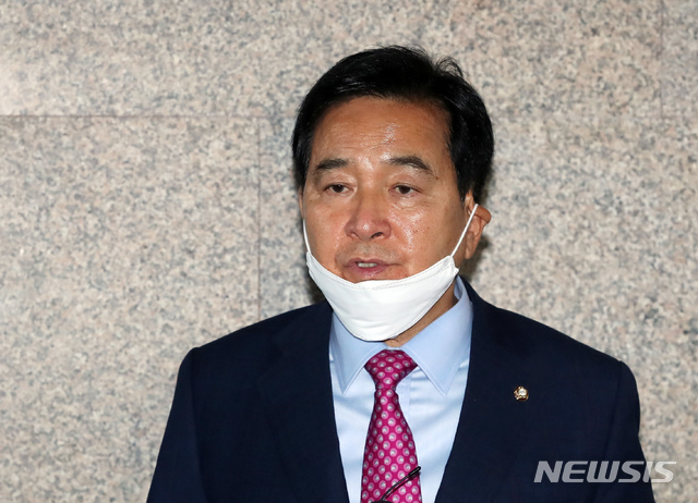 [서울=뉴시스] 고승민 기자 = 심재철 미래통합당 당대표 권한대행이 29일 서울 여의도 국회에서 열린 최고위원회의에 참석하던 중 잠시 복도로 나와 브리핑을 하고 있다. 2020.04.29.kkssmm99@newsis.com