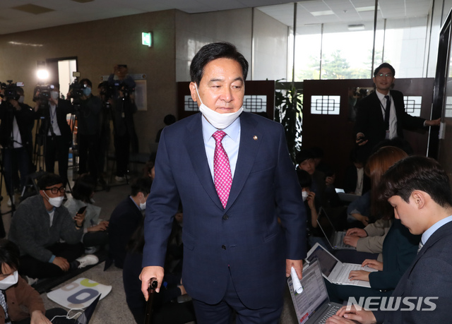 [서울=뉴시스] 고승민 기자 = 심재철 미래통합당 당대표 권한대행이 지난달 29일 서울 여의도 국회에서 열린 최고위원회의에 참석하던 중 잠시 복도로 나와 브리핑을 마친 뒤 다시 회의실로 향하고 있다. 2020.04.29.kkssmm99@newsis.com