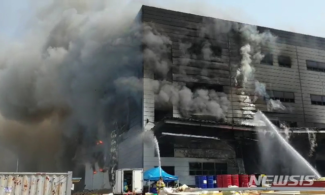 [이천=뉴시스] 29일 오후 경기 이천시 모가면 한 물류창고에서 불이나 소방관들이 진화작업을 벌이고 있다. (사진=경기도소방재난본부 제공 영상 캡처) 2020.04.29. photo@naver.com 