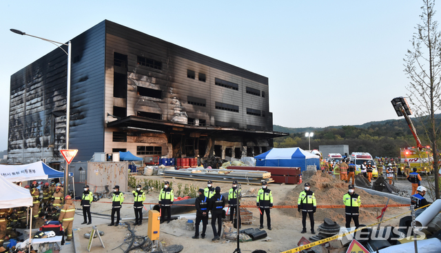 [이천=뉴시스] 김종택 기자 = 29일 오후 경기 이천시 모가면의 한 물류창고 공사 현장에서 발생한 화재로 다수의 사상자가 발생했다.사진은 이천시 물류창고 화재현장. 2020.04.29. semail3778@naver.com