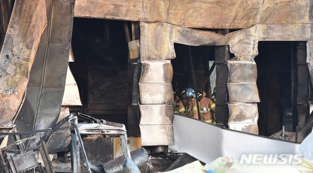 [이천=뉴시스] 김종택 기자 = 29일 오후 경기 이천시 모가면의 한 물류창고 공사장 화재 현장에서 소방대원들이 사상자를 구급차로 옮기고 있다. 2020.04.29.semail3778@naver.com