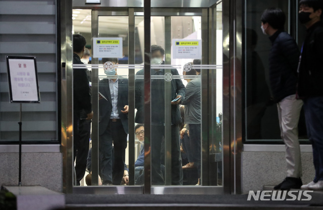 [서울=뉴시스] 전진환 기자 = 종합편성채널 채널A와 관련한 '검·언 유착 의혹'에 대해 검찰이 압수수색에 나선 가운데 지난달 29일 오후 서울 종로구 채널A 본사 입구에서 기자들이 검찰의 진입에 대비해 모여 있다. 2020.04.29. amin2@newsis.com