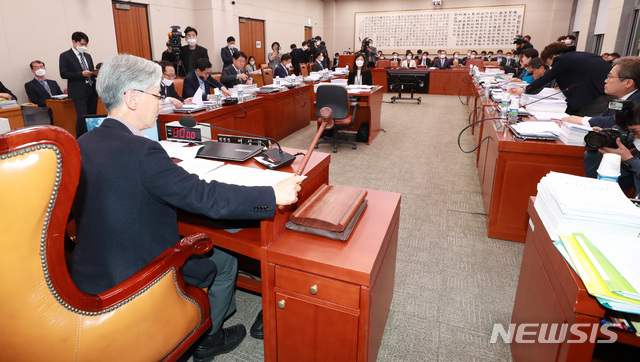 [서울=뉴시스] 이영환 기자 = 여상규 국회 법제사법위원장이 29일 오후 서울 여의도 국회에서 열린 법제사법위원회 전체회의에 참석해 개의를 선언하며 의사봉을 두드리고 있다. 2020.04.29.&nbsp; 20hwan@newsis.com