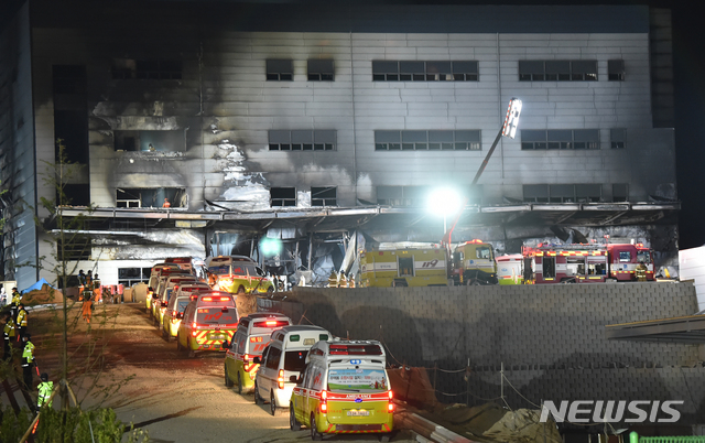 [이천=뉴시스] 김종택 기자 = 29일 오후 경기 이천시 모가면의 한 물류창고 공사장 화재 현장에서 소방대원들이 수색 및 사고 수습 작업을 하고 있다. 2020.04.29. semail3778@naver.com