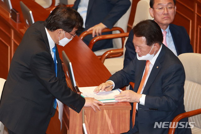 [서울=뉴시스] 이영환 기자 =윤후덕(왼쪽) 더불어민주당 원내수석부대표와 김한표 미래통합당 원내수석부대표가 2일 오후 서울 여의도 국회 본회의장에서 열린 제377회 국회(임시회) 제2차 본회의에 참석해 대화를 하고 있다. 2020.04.29.&nbsp;&nbsp; 20hwan@newsis.com