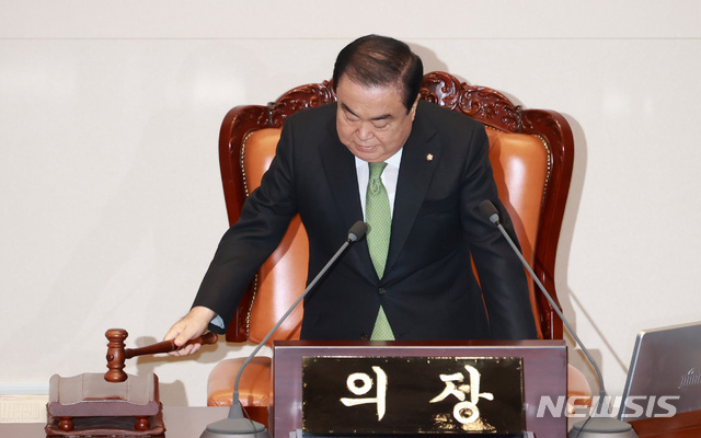 [서울=뉴시스] 이영환 기자 = 문희상 국회의장이 29일 오후 서울 여의도 국회 본회의장에서 열린 제377회 국회(임시회) 제2차 본회의에 참석해 안건을 상정하고 있다. 2020.04.29.&nbsp;&nbsp; 20hwan@newsis.com