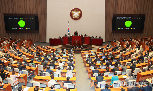 [서울=뉴시스] 이영환 기자 = 29일 오후 서울 여의도 국회 본회의장에서 열린 제377회 국회(임시회) 제2차 본회의에서 범죄수익은닉의 규제 및 처벌 등에 관한 법률 일부개정법률안이 가결되고 있다. 2020.04.29.&nbsp; 20hwan@newsis.com
