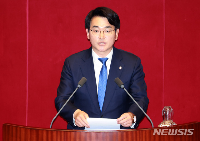 [서울=뉴시스] 이영환 기자 = 박용진 더불어민주당 의원이 29일 오후 서울 여의도 국회 본회의장에서 열린 제377회 국회(임시회) 제2차 본회의에 참석해 인터넷전문은행 설립 및 운영에 관한 특례법 일부개정법률안 관련 토론을 하고 있다. 2020.04.29.&nbsp;&nbsp; 20hwan@newsis.com