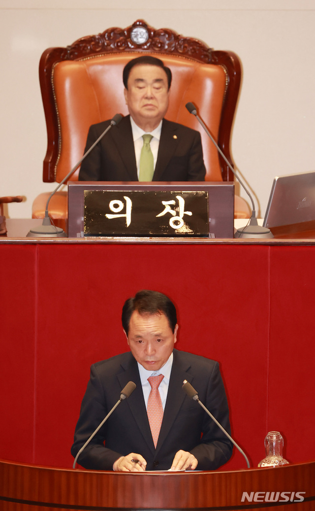 [서울=뉴시스] 이영환 기자 = 성일종 미래통합당 의원이 29일 오후 서울 여의도 국회 본회의장에서 열린 제377회 국회(임시회) 제2차 본회의에 참석해 인터넷전문은행 설립 및 운영에 관한 특례법 일부개정법률안 관련 토론을 하고 있다. 2020.04.29.&nbsp;&nbsp; 20hwan@newsis.com