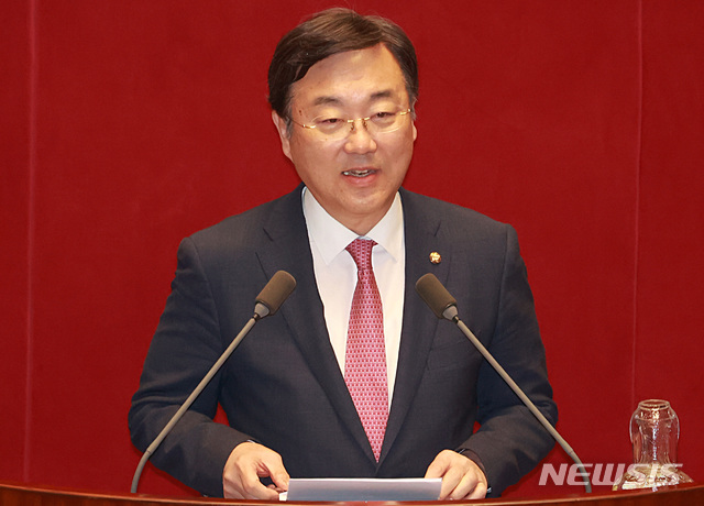 [서울=뉴시스] 이영환 기자 = 김종석 미래통합당 의원이 29일 오후 서울 여의도 국회 본회의장에서 열린 제377회 국회(임시회) 제2차 본회의에 참석해 인터넷전문은행 설립 및 운영에 관한 특례법 일부개정법률안 관련 토론을 하고 있다. 2020.04.29.&nbsp;&nbsp; 20hwan@newsis.com