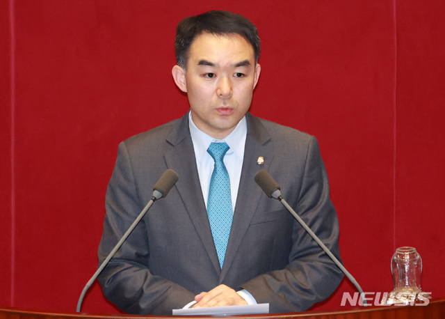 [서울=뉴시스] 이영환 기자 = 채이배 민생당 의원이 29일 오후 서울 여의도 국회 본회의장에서 열린 제377회 국회(임시회) 제2차 본회의에 참석해 인터넷전문은행 설립 및 운영에 관한 특례법 일부개정법률안 관련 토론을 하고 있다. 2020.04.29.&nbsp;&nbsp; 20hwan@newsis.com