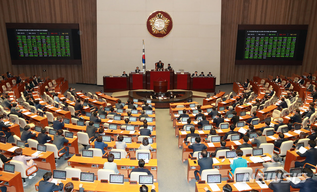 [서울=뉴시스] 이영환 기자 = 29일 오후 서울 여의도 국회 본회의장에서 열린 제377회 국회(임시회) 제2차 본회의에서 인터넷전문은행 설립 및 운영에 관한 특례법 일부개정법률안이 가결되고 있다. 2020.04.29.&nbsp; 20hwan@newsis.com