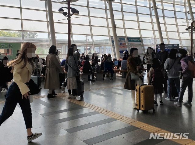 [울산=뉴시스] 구미현 기자 = 부처님오신날을 시작으로 어린이날까지 최장 6일간 이어지는 황금연휴가 시작된 가운데 첫날인 30일 오전 KTX 울산역이 이용객들로 붐비고 있다. 2020.04.30. gorgeouskoo@newsis.com