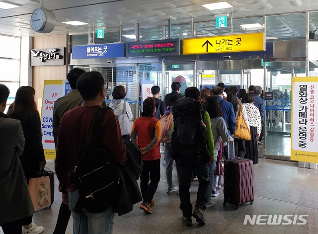 [울산=뉴시스] 구미현 기자 = 부처님오신날을 시작으로 어린이날까지 최장 6일간 이어지는 황금연휴가 시작된 가운데 첫날인 30일 오전 KTX 울산역에서 시민들이 열차를 타려고 플랫폼으로 들어가기 위해 줄지어 서 있다. 2020.04.30. gorgeouskoo@newsis.com