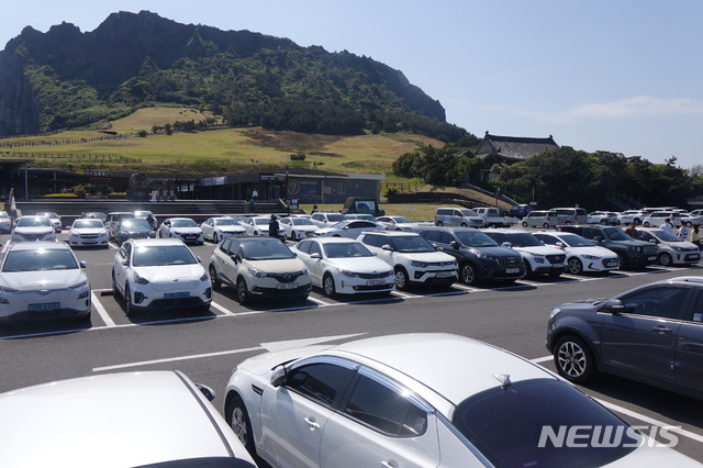 [제주=뉴시스] 양영전 기자 = 황금연휴가 본격적으로 시작된 30일 오전 제주 성산일출봉 주차장이 차들로 가득 찼다. 2020.04.30. 0jeoni@newsis.com 
