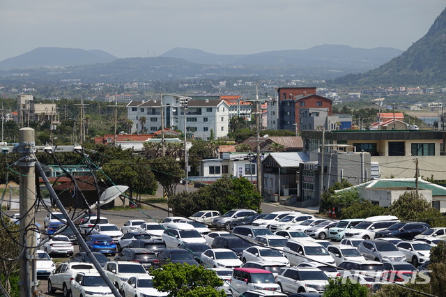 [제주=뉴시스] 강정만 기자= 황금연휴가 시작되는 30일 오전 한국 최남단 마라도로 가는 서귀포시 대정읍 해안가 선착장 주차장에 자동차들이 빼곡이 들어서 있다. 2020.04.30 kjm@newsis.com 