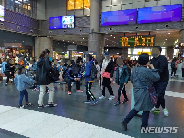 [서울=뉴시스] 심동준 기자 = 황금연휴 첫날이자 부처님오신날인 30일 오전 서울 용산역 모습. 2020.04.30 s.won@newsis.com 