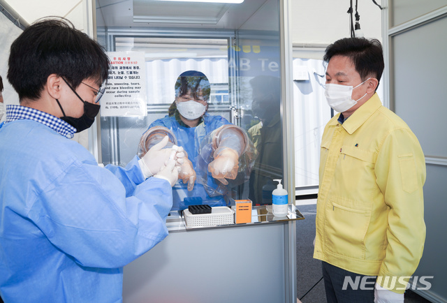 [제주=뉴시스]원희룡 제주지사가 30일 오전 제주공항에 마련된 워크스루 선별진료소에서 검체 채취 시연을 하고 있다. (사진=제주도 제공) 2020.04.30.photo@newsis.com