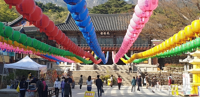 [대구=뉴시스]이지연 기자 = 30일 오후 부처님오신날을 맞아 대구 동화사를 찾는 시민들의 발길이 이어지고 있다. 2020.04.30. ljy@newsis.com 
