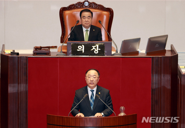 [서울=뉴시스] 이영환 기자 = 홍남기 경제부총리 겸 기획재정부 장관이 30일 오전 서울 여의도 국회 본회의장에서 열린 제377회 국회(임시회) 제3차 본회의에서 신종 코로나바이러스 감염증(코로나19) 피해 구제를 위한 2차 추가경정예산안(추경안) 관련 발언을 하고 있다. 2020.04.30.   20hwan@newsis.com