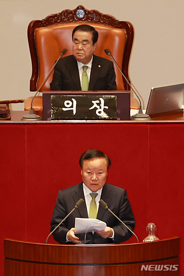 [서울=뉴시스] 이영환 기자 = 김재원 국회 예결위원장이 30일 오전 서울 여의도 국회 본회의장에서 열린 제377회 국회(임시회) 제3차 본회의에서 신종 코로나바이러스 감염증(코로나19) 피해 구제를 위한 2차 추가경정예산안(추경안) 관련 심사보고를 하고 있다. 2020.04.30.   20hwan@newsis.com