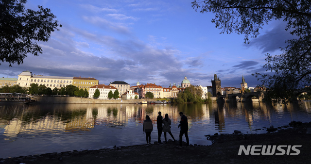 [프라하=AP/뉴시스] 4월29일 체코 수도 프라하의 블타바강 주변에서 시민들이 저녁 풍경을 즐기고 있다. 2020.04.30.