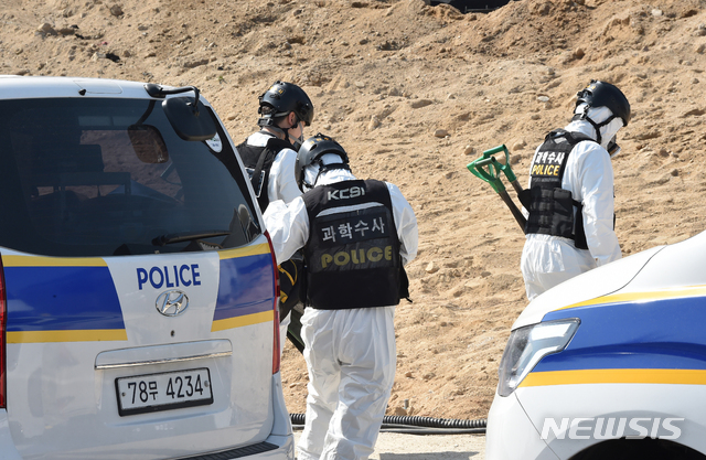 [이천=뉴시스] 김종택 기자 = 30일 오전 경기 이천시 모가면의 한 물류창고 공사장 화재 현장에 감식반이 현장으로 진입하고 있다. . 2020.04.30.&nbsp; semail3778@naver.com