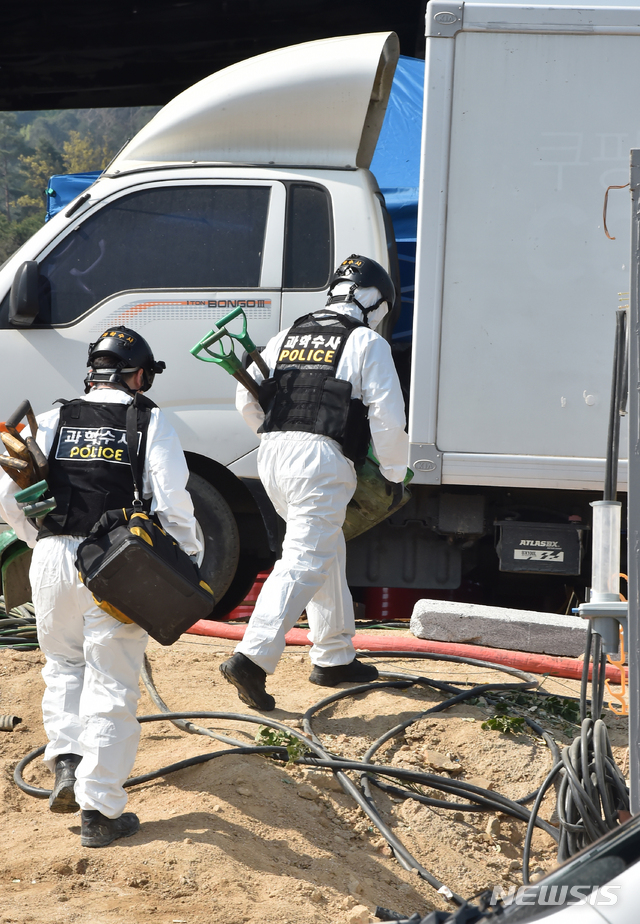 [이천=뉴시스] 김종택 기자 = 30일 오전 경기 이천시 모가면의 한 물류창고 공사장 화재 현장에 감식반원들이 현장으로 진입하고 있다.. 2020.04.30.semail3778@naver.com