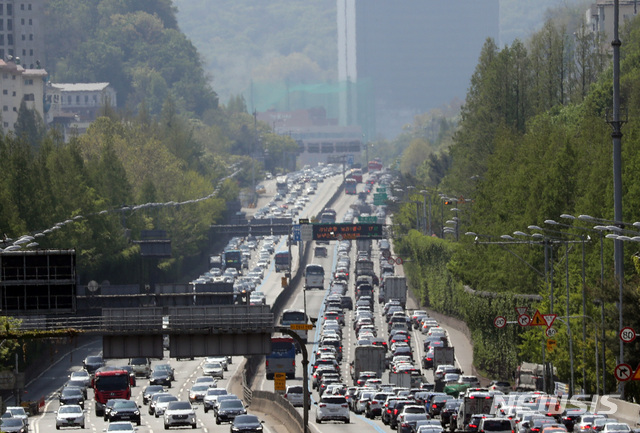 [서울=뉴시스] 전진환 기자 = 황금연휴 첫 날인 30일 오전 서울 서초구 경부고속도로 하행 방향(오른쪽)이 늘어난 차량들로 정체를 보이고 있다. 2020.04.30.amin2@newsis.com