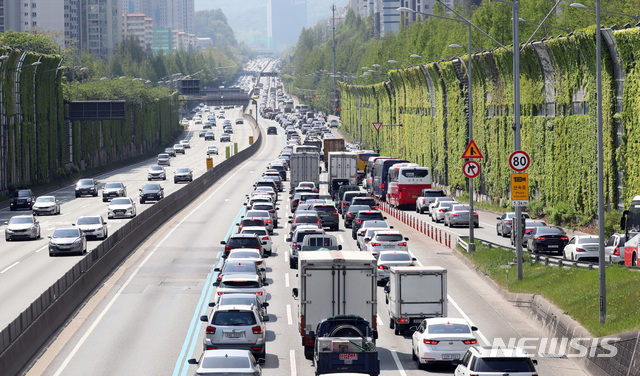 [서울=뉴시스] 전진환 기자 = 황금연휴 첫 날인 30일 오전 서울 서초구 경부고속도로 하행 방향(오른쪽)이 늘어난 차량들로 정체를 보이고 있다. 2020.04.30. amin2@newsis.com