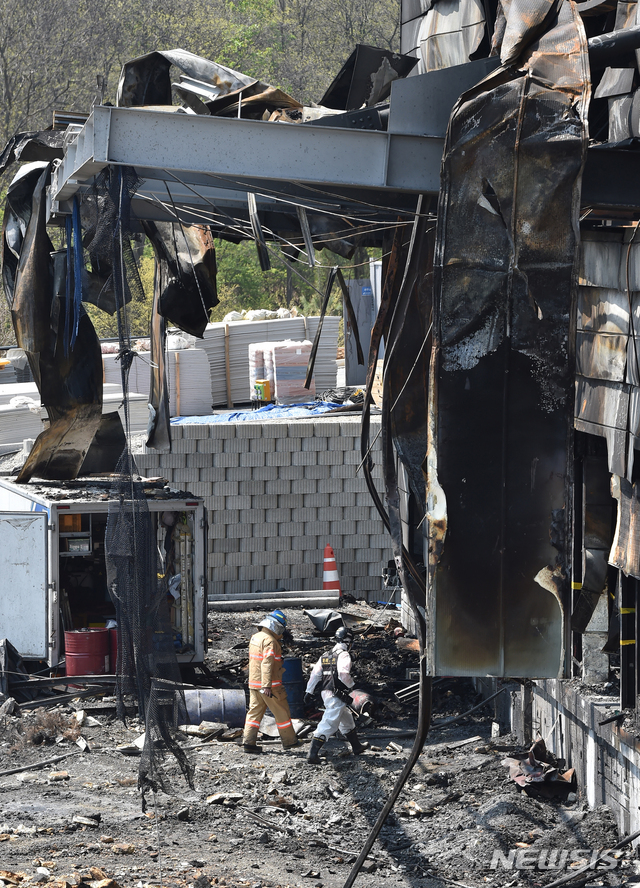 [이천=뉴시스] 김종택 기자 = 30일 경기 이천시 모가면의 한 물류창고 공사장 화재 현장에서 경찰과 소방당국,국과수 등 관계자들이 합동 감식을 하고 있다. 2020.04.30.semail3778@naver.com