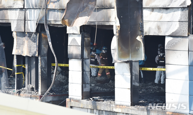 [이천=뉴시스] 김종택 기자 = 30일 경기 이천시 모가면의 한 물류창고 공사장 화재 현장에서 경찰과 소방당국,국과수 등 관계자들이 합동 감식을 하고 있다. 2020.04.30. semail3778@naver.com