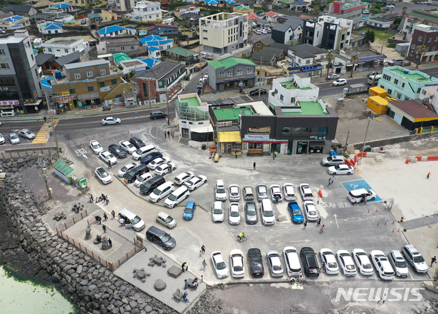 [제주=뉴시스]우장호 기자 = 정부가 고강도 사회적 거리두기를 제한적으로 완화한 가운데 황금연휴가 시작된 30일 제주시 한림읍 협재 해변 인근 식당 주차장에 차량들이 가득 차 있다. 2020.04.30. woo1223@newsis.com