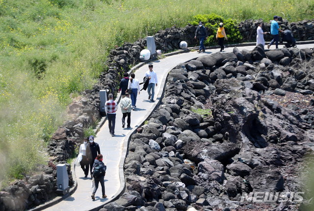 [제주=뉴시스]우장호 기자 = 정부가 고강도 사회적 거리두기를 제한적으로 완화한 가운데 황금연휴가 시작된 30일 제주시 애월읍 한담산책로를 찾은 나들이객이 맑은 날씨 속에 즐거운 시간을 보내고 있다. 2020.04.30.&nbsp; woo1223@newsis.com