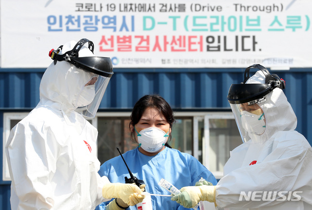 [인천=뉴시스] 이종철 기자 = 황금연휴 첫날인 30일 오전 인천시 연수구 선학경기장 드라이브 스루 선별 진료센터에서 의료진이 쉬지도 못하고 신종 코로나바이러스 감염증(코로나19) 예방을 위해 업무준비를 하고 있다. 2020.04.30. jc4321@newsis.com