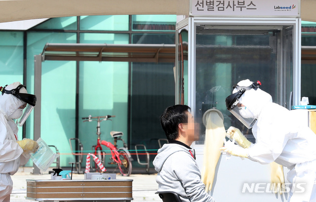 [인천=뉴시스] 이종철 기자 = 황금연휴 첫날인 30일 오전 인천시 연수구 선학경기장 드라이브 스루 선별 진료센터에서 의료진이 쉬지도 못하고 신종 코로나바이러스 감염증(코로나19) 예방을 위해 인천시 거주 해외입국자를 검사하고 있다. 2020.04.30.&nbsp; jc4321@newsis.com