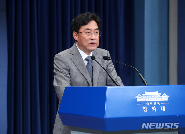 [서울=뉴시스]배훈식 기자 = 강민석 청와대 대변인이 30일 오후 춘추관 대브리핑실에서 2020년 2차 추가경정예산안 국회 통과와 이천 물류창고 공사 현장 화재 사고 관련 브리핑을 하고 있다. 2020.04.30.&nbsp; dahora83@newsis.com