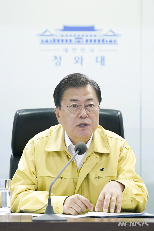 [서울=뉴시스]문재인 대통령이 30일 오전 국가위기관리센터에서 이천 물류창고 공사 현장 화재 관련 긴급상황보고를 받은 후 관련 내용을 지시하고 있다.(사진=청와대 제공) 2020.04.30. photo@newsis.com