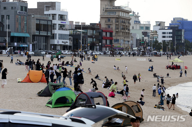 [강릉=뉴시스] 김경목 기자 = 불기 2564년 부처님 오신 날이자 최장 6일의 황금연휴가 시작된 첫날인 30일 오후 관광객·나들이객들이 강원 강릉시 견소동 강릉항(구 안목항) 안목 커피거리 일대에서 황금연휴의 꿀맛 같은 시간을 보내고 있다. 2020.04.30. photo31＠newsis.com