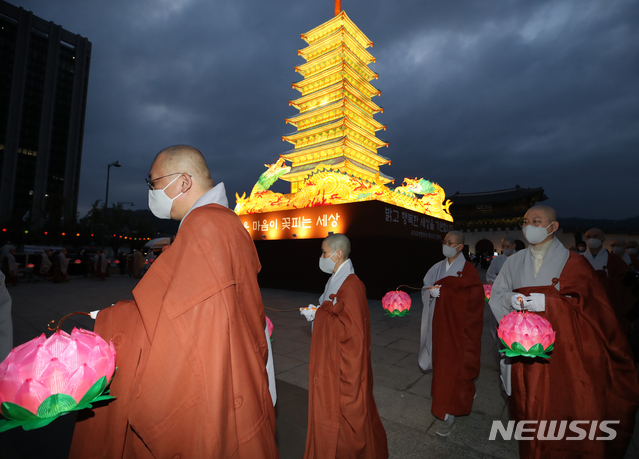 [서울=뉴시스] 조수정 기자 = 불기 2564년 부처님오신날인 30일 밤 서울 광화문광장에서 열린 대한불교조계종 국난 극복을 위한 희망의 등 점등식에서 봉축위원회 위원장인 총무원장 원행스님과 박원순 서울시장, 종단협의회 회장단 스님 등이 황룡사 9층 목탑을 본따 한지로 만든 탑을 돌고 있다. 2020.04.30. chocrystal@newsis.com