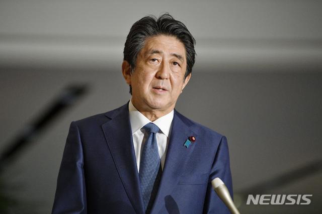 [도쿄=AP/뉴시스] 아베 신조(安倍晋三) 일본 총리가 30일 일본 도쿄의 총리 집무실에서 기자들의 질문에 답하고 있다. 2020.05.01