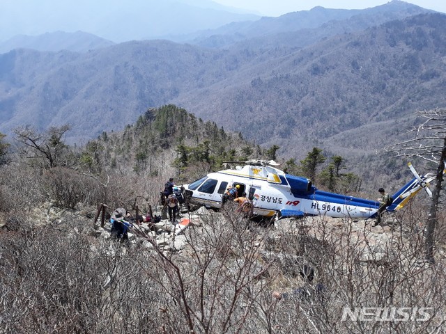 [산청=뉴시스] 정경규 기자 = 1일 오전 11시16분께 경남 산청군 시천면 지리산 천왕봉 천왕샘 부근에서 심정지 탐방객을 구조하던 경남도소방헬기가 불시착 했다.(사진=국립공원관리공단 지리산경남사무소 제공) 2020.050.01. jkgyu@newsis.com