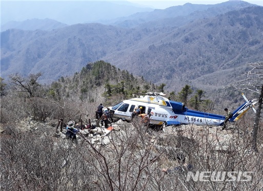 [세종=뉴시스] 지리산 천왕봉 인근에 불시착한 경남 소방헬기. (사진= 국립공원공단 제공) 2020.05.01. 