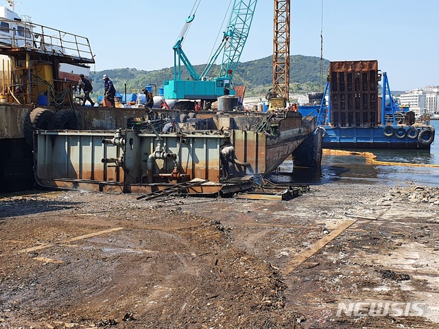 [통영=뉴시스] 신정철 기자=경남 통영해양경찰서(서장 김평한)는 무인비행기를 이용해 해상순찰 중 해양환경관리법을 위반한 통영시내 A업체를 적발하여 조사중에 있다고 1일 밝혔다.사진은 고정익 무인비행기가 지난 4월 28일 오후 3시께 해양순찰중 적발한 A업체의 유조선 해체작업 현장이다.(사진=통영해경 제공). 2020.05.01. photo@newsis.com