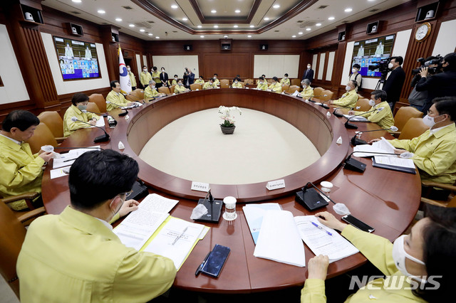 [서울=뉴시스]김병문 기자 = 정세균 국무총리가 1일 오전 서울 종로구 정부서울청사에서 열린 신종 코로나바이러스 감염증(코로나19) 대응 중앙재난안전대책본부 회의에 참석해 발언하고 있다. 2020.05.01.&nbsp; dadazon@newsis.com