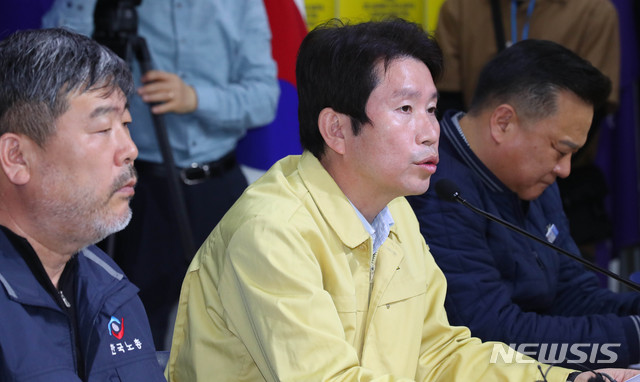 [서울=뉴시스] 장세영 기자 = 이인영(가운데) 더불어민주당 원내대표가 1일 서울 여의도 한국노총 대회의실에서 노동절 130주년을 맞아 열린 한국노총-더불어민주당 고위급 정책협의회에 참석해 현안관련 발언을 하고 있다. 2020.05.01. photothink@newsis.com